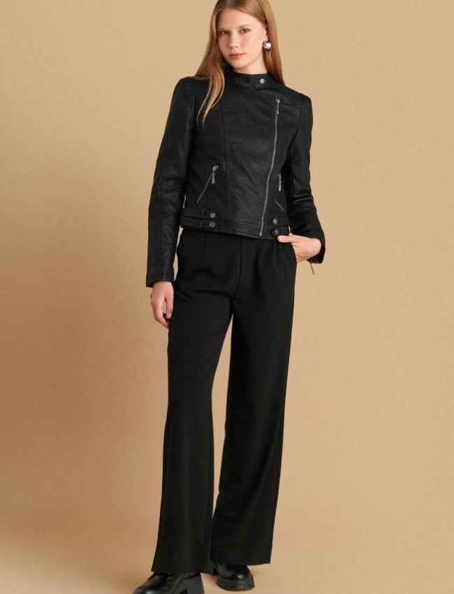 Μαύρο faux -leather jacket σε  εφαρμοστή γραμμή, Κλείσιμο με φερμουάρ ελαφρώς πλάγια, μπροστινές τσέπες και αποσπώμενα ζωνάκια στην μέση με τρουκς Attrattivo
