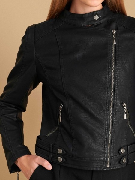 Μαύρο faux -leather jacket σε  εφαρμοστή γραμμή, Κλείσιμο με φερμουάρ ελαφρώς πλάγια, μπροστινές τσέπες και αποσπώμενα ζωνάκια στην μέση με τρουκς Attrattivo