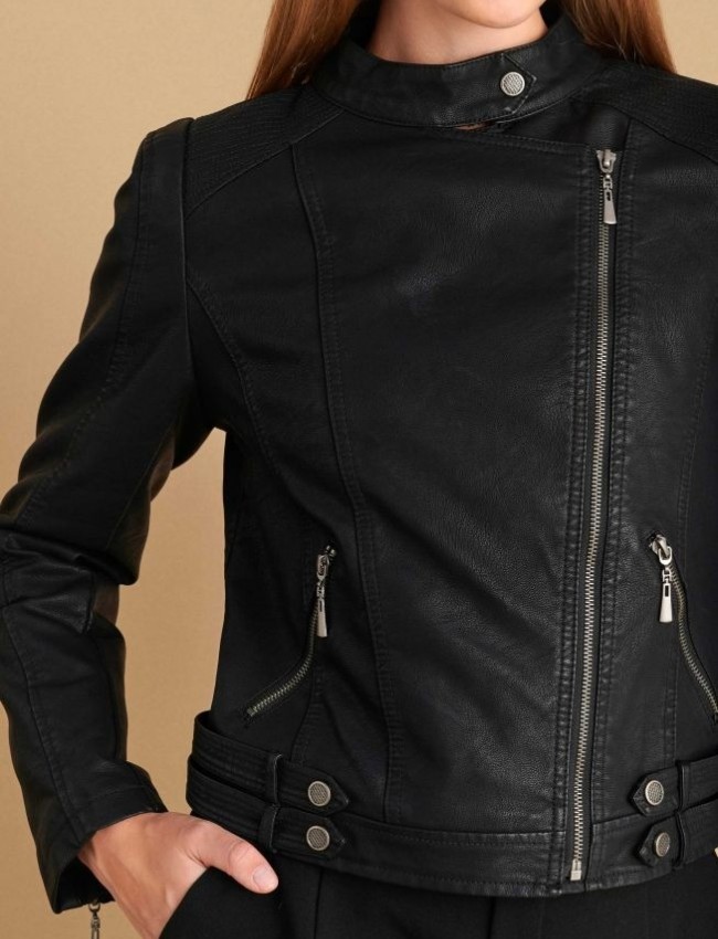Μαύρο faux -leather jacket σε  εφαρμοστή γραμμή, Κλείσιμο με φερμουάρ ελαφρώς πλάγια, μπροστινές τσέπες και αποσπώμενα ζωνάκια στην μέση με τρουκς Attrattivo
