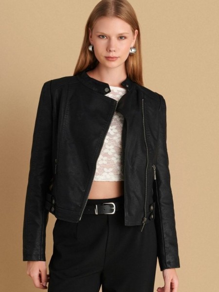 Μαύρο faux -leather jacket σε  εφαρμοστή γραμμή, Κλείσιμο με φερμουάρ ελαφρώς πλάγια, μπροστινές τσέπες και αποσπώμενα ζωνάκια στην μέση με τρουκς Attrattivo