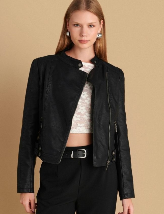 Μαύρο faux -leather jacket σε  εφαρμοστή γραμμή, Κλείσιμο με φερμουάρ ελαφρώς πλάγια, μπροστινές τσέπες και αποσπώμενα ζωνάκια στην μέση με τρουκς Attrattivo