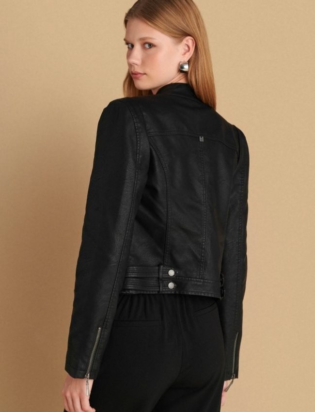 Μαύρο faux -leather jacket σε  εφαρμοστή γραμμή, Κλείσιμο με φερμουάρ ελαφρώς πλάγια, μπροστινές τσέπες και αποσπώμενα ζωνάκια στην μέση με τρουκς Attrattivo
