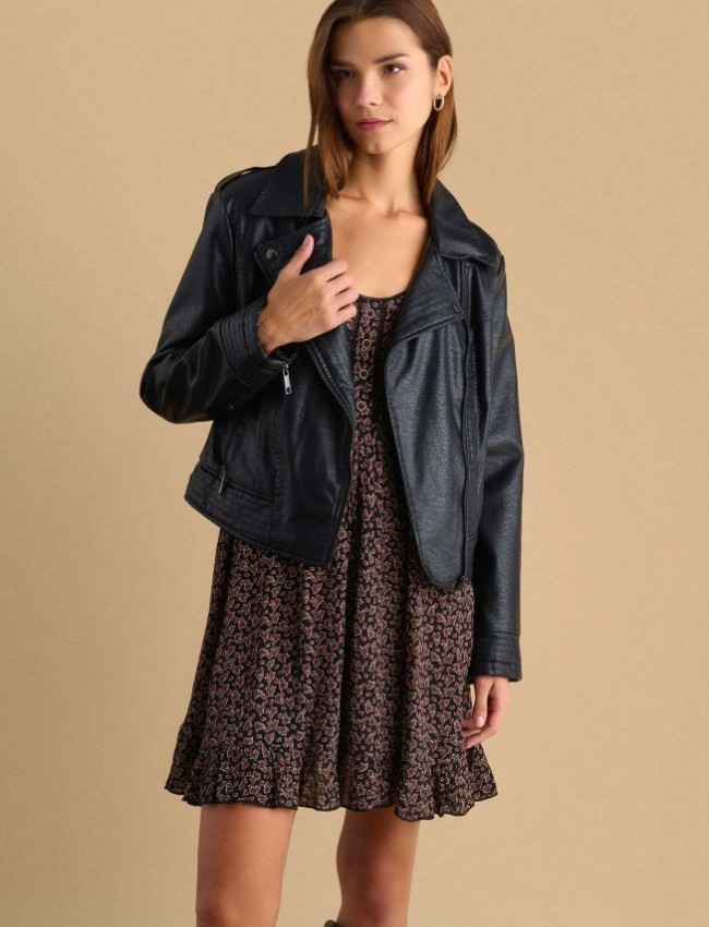 Μαύρο faux-leather jacket biker style, με πλάγιο κλείσιμο με φερμουάρ, επωμίδες στους ώμους και μπροστινές τσέπες Attrattivo