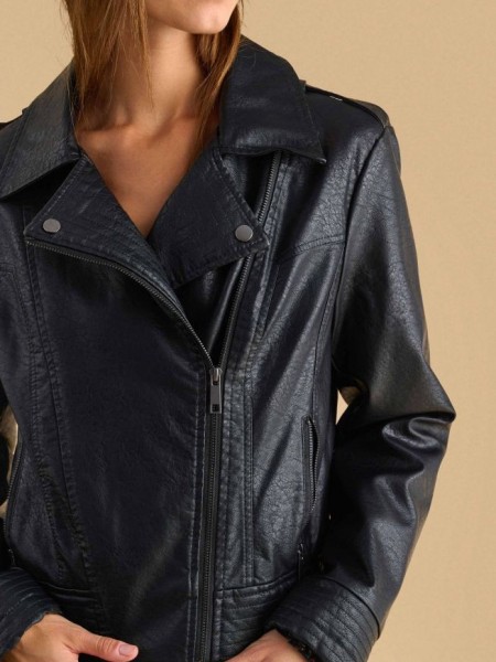 Μαύρο faux-leather jacket biker style, με πλάγιο κλείσιμο με φερμουάρ, επωμίδες στους ώμους και μπροστινές τσέπες Attrattivo