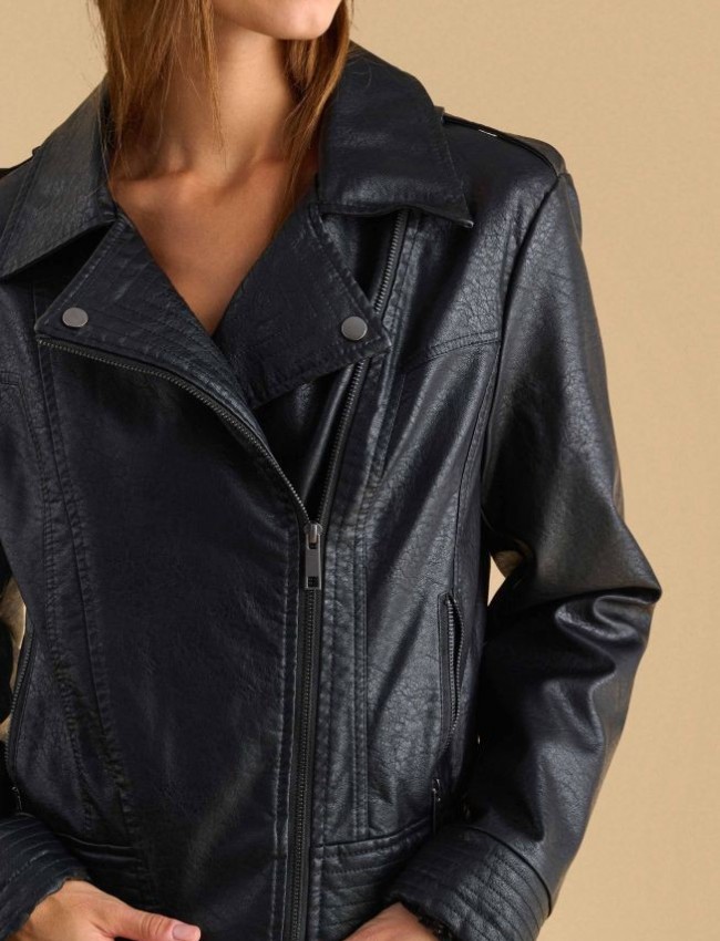 Μαύρο faux-leather jacket biker style, με πλάγιο κλείσιμο με φερμουάρ, επωμίδες στους ώμους και μπροστινές τσέπες Attrattivo