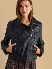 Μαύρο faux-leather jacket biker style, με πλάγιο κλείσιμο με φερμουάρ, επωμίδες στους ώμους και μπροστινές τσέπες Attrattivo