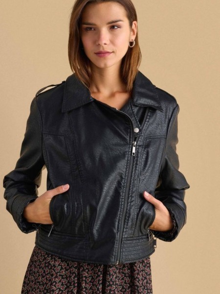Μαύρο faux-leather jacket biker style, με πλάγιο κλείσιμο με φερμουάρ, επωμίδες στους ώμους και μπροστινές τσέπες Attrattivo