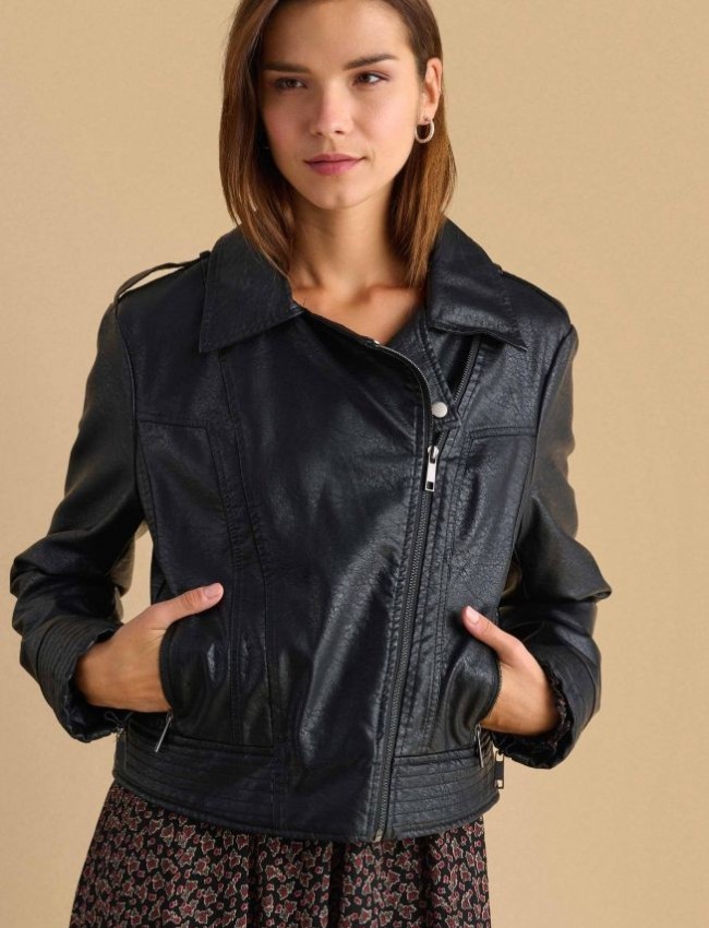 Μαύρο faux-leather jacket biker style, με πλάγιο κλείσιμο με φερμουάρ, επωμίδες στους ώμους και μπροστινές τσέπες Attrattivo