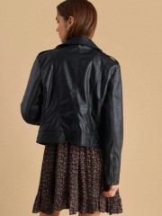 Μαύρο faux-leather jacket biker style, με πλάγιο κλείσιμο με φερμουάρ, επωμίδες στους ώμους και μπροστινές τσέπες Attrattivo
