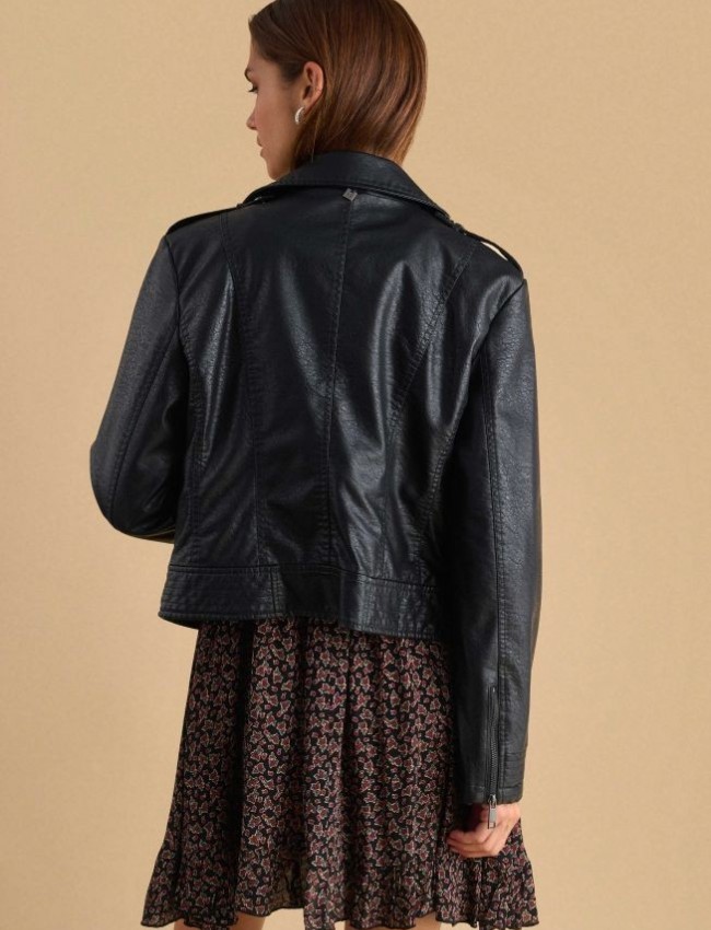 Μαύρο faux-leather jacket biker style, με πλάγιο κλείσιμο με φερμουάρ, επωμίδες στους ώμους και μπροστινές τσέπες Attrattivo