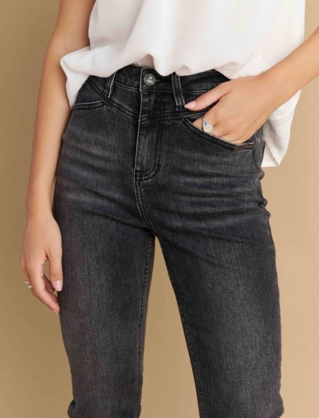 Γκρι ψηλόμεσο ελαστικό skinny fit jean, με τετράγωνες τσέπες πίσω και μικρά διακριτικά ξεβάμματα Attrattivo