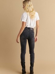 Γκρι ψηλόμεσο ελαστικό skinny fit jean, με τετράγωνες τσέπες πίσω και μικρά διακριτικά ξεβάμματα Attrattivo