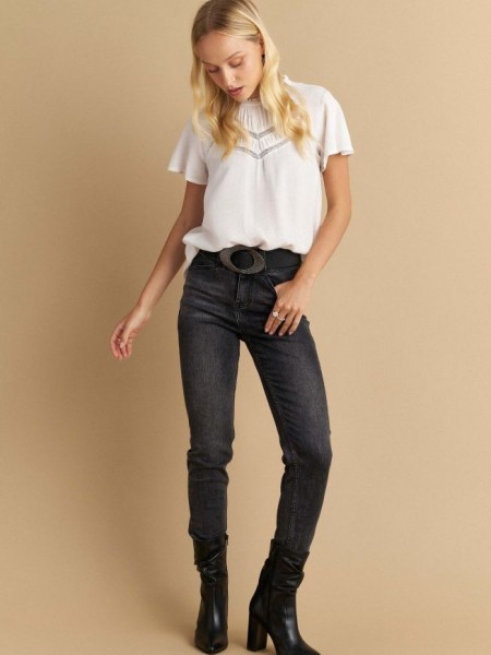 Γκρι ψηλόμεσο ελαστικό skinny fit jean, με τετράγωνες τσέπες πίσω και μικρά διακριτικά ξεβάμματα Attrattivo