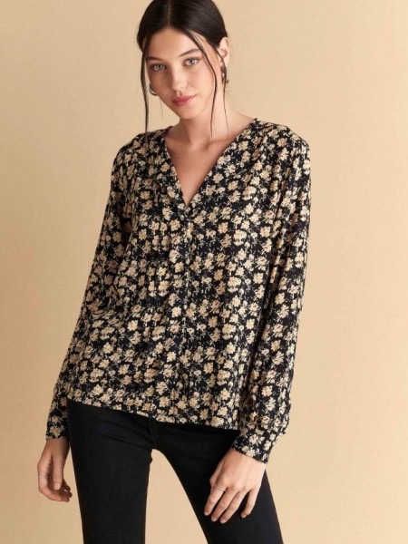Floral printed  μαύρο πουκάμισο με μπεζ τύπωμα λουλούδια σε ίσια γραμμή, V-λαιμόκοψη, κουφόπιετα στην πλάτη και κλείσιμο με κρυφό κούμπωμα μπροστά Attrattivo