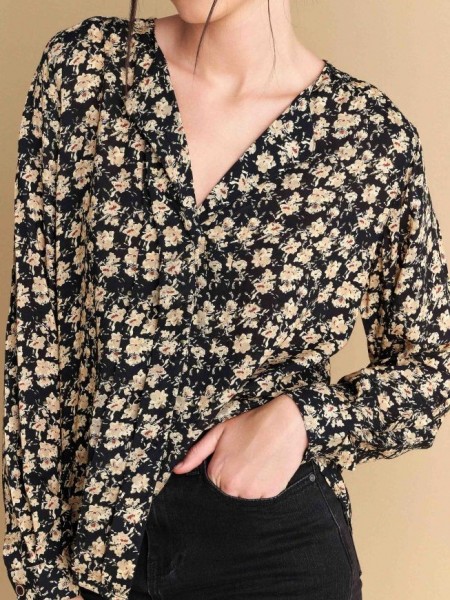 Floral printed  μαύρο πουκάμισο με μπεζ τύπωμα λουλούδια σε ίσια γραμμή, V-λαιμόκοψη, κουφόπιετα στην πλάτη και κλείσιμο με κρυφό κούμπωμα μπροστά Attrattivo