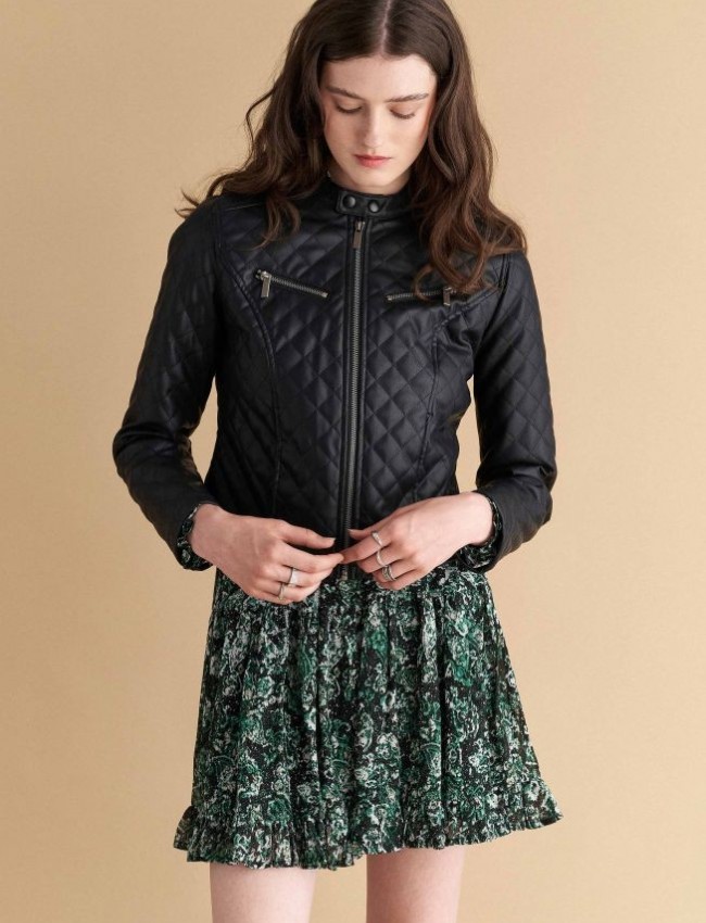 Μαύρο καπιτονέ faux-leather jacket σε μεσάτη γραμμή, κλείσιμο με φερμουάρ μπροστά και διπλό κουμπί στην στρογγυλή λαιμόκοψη και κρυφές μπροστινές τσέπες Attrattivo 
