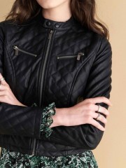 Μαύρο καπιτονέ faux-leather jacket σε μεσάτη γραμμή, κλείσιμο με φερμουάρ μπροστά και διπλό κουμπί στην στρογγυλή λαιμόκοψη και κρυφές μπροστινές τσέπες Attrattivo 