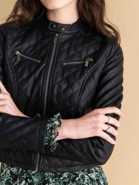 Μαύρο καπιτονέ faux-leather jacket σε μεσάτη γραμμή, κλείσιμο με φερμουάρ μπροστά και διπλό κουμπί στην στρογγυλή λαιμόκοψη και κρυφές μπροστινές τσέπες Attrattivo 