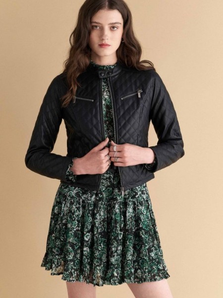 Μαύρο καπιτονέ faux-leather jacket σε μεσάτη γραμμή, κλείσιμο με φερμουάρ μπροστά και διπλό κουμπί στην στρογγυλή λαιμόκοψη και κρυφές μπροστινές τσέπες Attrattivo 