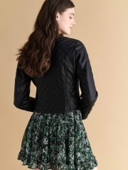 Μαύρο καπιτονέ faux-leather jacket σε μεσάτη γραμμή, κλείσιμο με φερμουάρ μπροστά και διπλό κουμπί στην στρογγυλή λαιμόκοψη και κρυφές μπροστινές τσέπες Attrattivo 