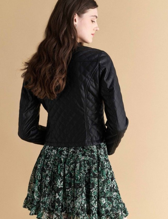 Μαύρο καπιτονέ faux-leather jacket σε μεσάτη γραμμή, κλείσιμο με φερμουάρ μπροστά και διπλό κουμπί στην στρογγυλή λαιμόκοψη και κρυφές μπροστινές τσέπες Attrattivo 