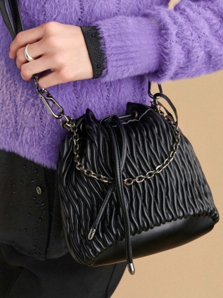 Μαύρη faux-leather χιαστί τσάντα-πουγκί , με ανάγλυφη υφή και αλυσίδα λουράκι Attrattivo 
