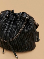 Μαύρη faux-leather χιαστί τσάντα-πουγκί , με ανάγλυφη υφή και αλυσίδα λουράκι Attrattivo 
