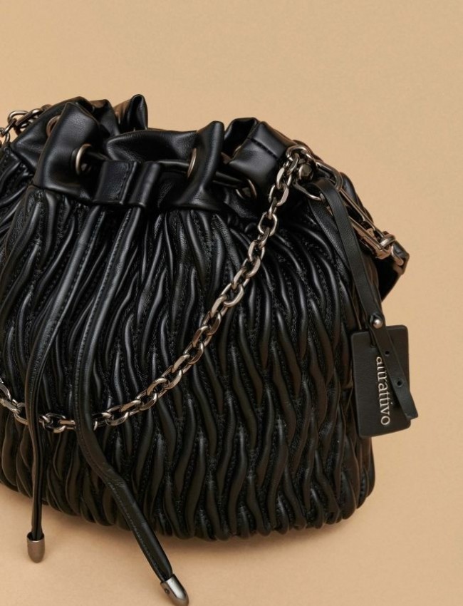 Μαύρη faux-leather χιαστί τσάντα-πουγκί , με ανάγλυφη υφή και αλυσίδα λουράκι Attrattivo 