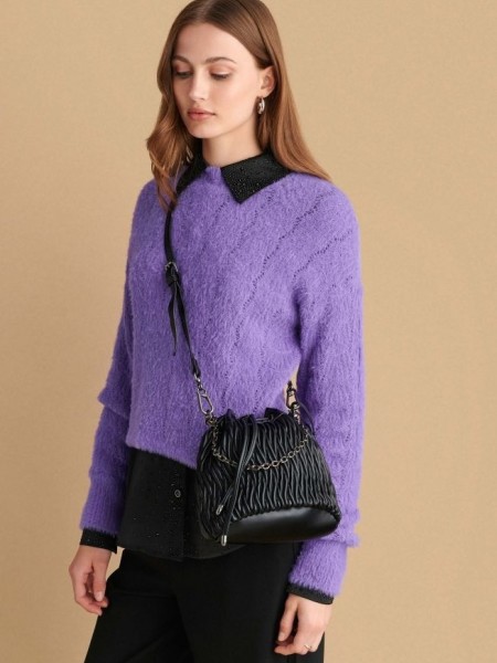 Μαύρη faux-leather χιαστί τσάντα-πουγκί , με ανάγλυφη υφή και αλυσίδα λουράκι Attrattivo 