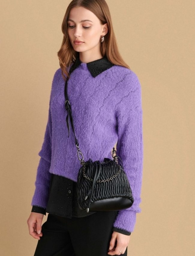 Μαύρη faux-leather χιαστί τσάντα-πουγκί , με ανάγλυφη υφή και αλυσίδα λουράκι Attrattivo 