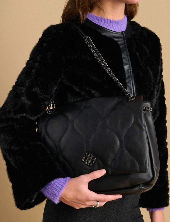 Μαύρη faux-leather καπιτονέ τσάντα σε τετράγωνο σχέδιο, με καπάκι που επανωτίζει και αλυσίδα χερούλι Attrattivo
