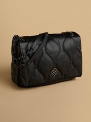 Μαύρη faux-leather καπιτονέ τσάντα σε τετράγωνο σχέδιο, με καπάκι που επανωτίζει και αλυσίδα χερούλι Attrattivo