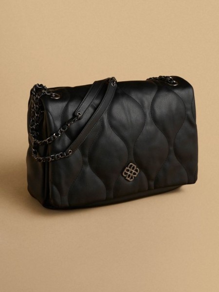 Μαύρη faux-leather καπιτονέ τσάντα σε τετράγωνο σχέδιο, με καπάκι που επανωτίζει και αλυσίδα χερούλι Attrattivo