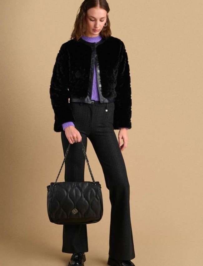Μαύρη faux-leather καπιτονέ τσάντα σε τετράγωνο σχέδιο, με καπάκι που επανωτίζει και αλυσίδα χερούλι Attrattivo