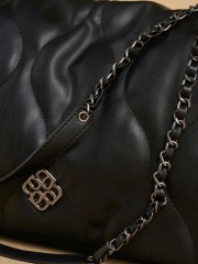 Μαύρη faux-leather καπιτονέ τσάντα σε τετράγωνο σχέδιο, με καπάκι που επανωτίζει και αλυσίδα χερούλι Attrattivo