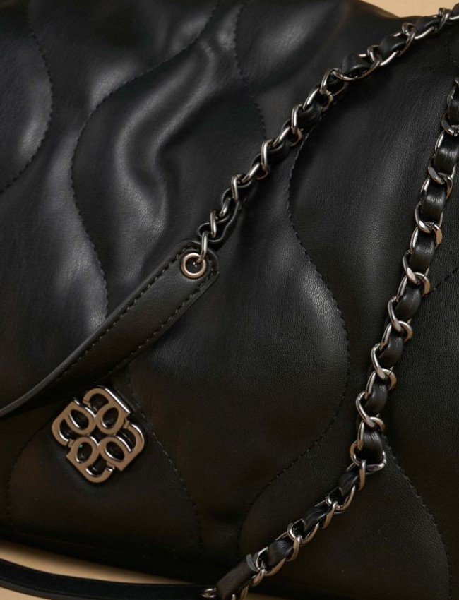 Μαύρη faux-leather καπιτονέ τσάντα σε τετράγωνο σχέδιο, με καπάκι που επανωτίζει και αλυσίδα χερούλι Attrattivo