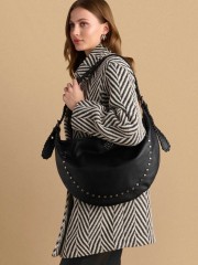 Μαύρη faux-leather τσάντα με τρουκς, διακοσμητικό logo και ιδιαίτερο χερούλι με τρύπες Attrattivo