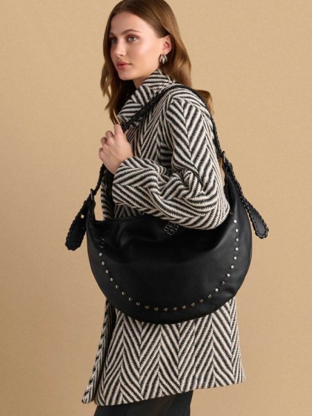 Μαύρη faux-leather τσάντα με τρουκς, διακοσμητικό logo και ιδιαίτερο χερούλι με τρύπες Attrattivo