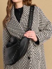 Μαύρη faux-leather τσάντα με τρουκς, διακοσμητικό logo και ιδιαίτερο χερούλι με τρύπες Attrattivo