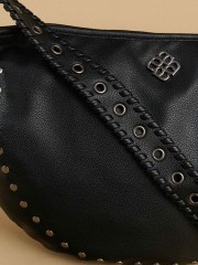 Μαύρη faux-leather τσάντα με τρουκς, διακοσμητικό logo και ιδιαίτερο χερούλι με τρύπες Attrattivo