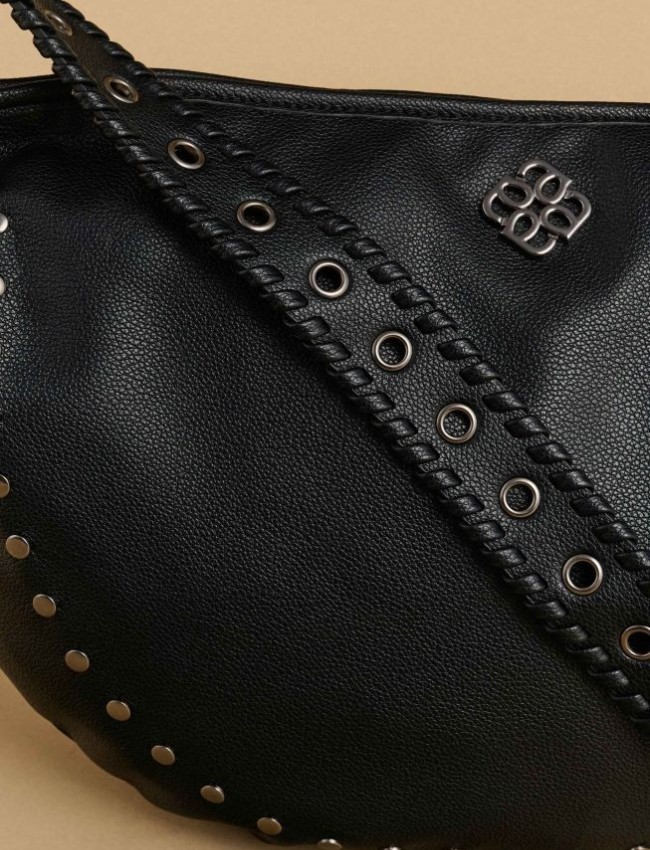 Μαύρη faux-leather τσάντα με τρουκς, διακοσμητικό logo και ιδιαίτερο χερούλι με τρύπες Attrattivo