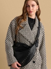 Μαύρη faux-leather τσάντα με τρουκς, διακοσμητικό logo και ιδιαίτερο χερούλι με τρύπες Attrattivo