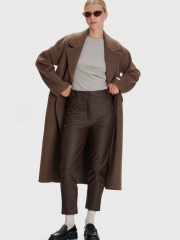 Καφέ ψηλόμεσο faux-leather παντελόνι σε ίσια γραμμή, πλαϊνές κάθετες ραφές, μπροστινές στρογγυλεμένες τσέπες, διακοσμητικά ζωνάκια στην μέση και κλείσιμο με κρυφό φερμουάρ και κουμπί ale 