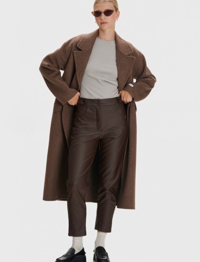 Καφέ ψηλόμεσο faux-leather παντελόνι σε ίσια γραμμή, πλαϊνές κάθετες ραφές, μπροστινές στρογγυλεμένες τσέπες, διακοσμητικά ζωνάκια στην μέση και κλείσιμο με κρυφό φερμουάρ και κουμπί ale 