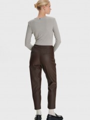 Καφέ ψηλόμεσο faux-leather παντελόνι σε ίσια γραμμή, πλαϊνές κάθετες ραφές, μπροστινές στρογγυλεμένες τσέπες, διακοσμητικά ζωνάκια στην μέση και κλείσιμο με κρυφό φερμουάρ και κουμπί ale 