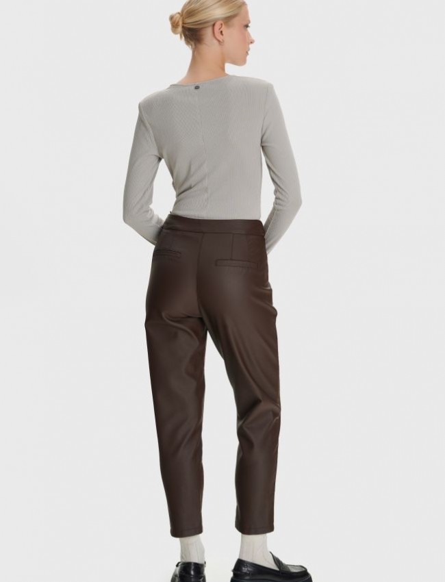Καφέ ψηλόμεσο faux-leather παντελόνι σε ίσια γραμμή, πλαϊνές κάθετες ραφές, μπροστινές στρογγυλεμένες τσέπες, διακοσμητικά ζωνάκια στην μέση και κλείσιμο με κρυφό φερμουάρ και κουμπί ale 