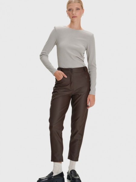 Καφέ ψηλόμεσο faux-leather παντελόνι σε ίσια γραμμή, πλαϊνές κάθετες ραφές, μπροστινές στρογγυλεμένες τσέπες, διακοσμητικά ζωνάκια στην μέση και κλείσιμο με κρυφό φερμουάρ και κουμπί ale 