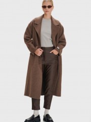Καφέ ψηλόμεσο faux-leather παντελόνι σε ίσια γραμμή, πλαϊνές κάθετες ραφές, μπροστινές στρογγυλεμένες τσέπες, διακοσμητικά ζωνάκια στην μέση και κλείσιμο με κρυφό φερμουάρ και κουμπί ale 
