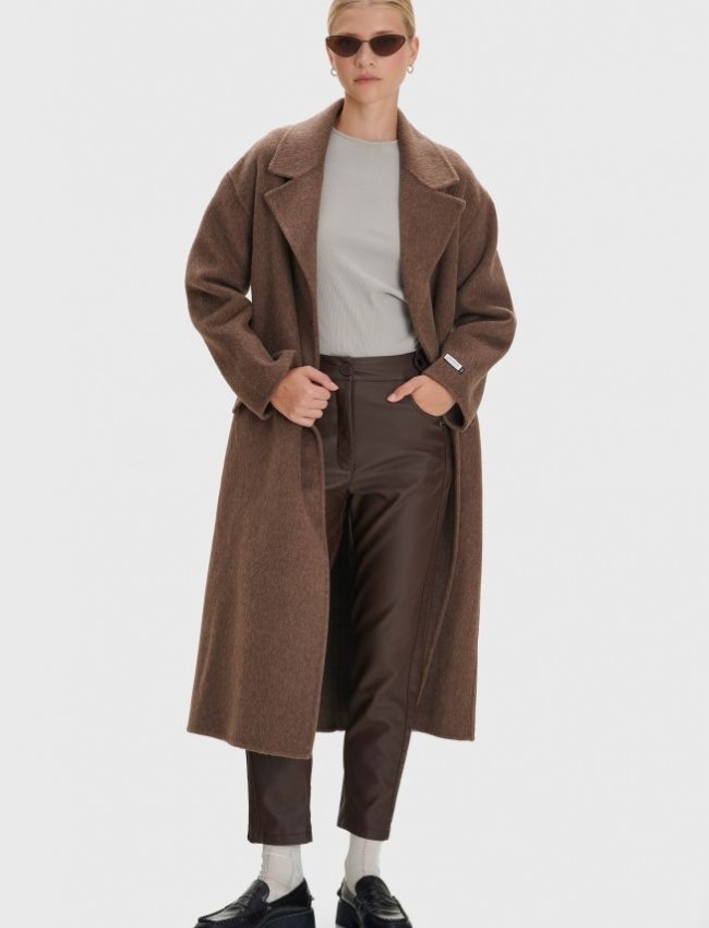 Καφέ ψηλόμεσο faux-leather παντελόνι σε ίσια γραμμή, πλαϊνές κάθετες ραφές, μπροστινές στρογγυλεμένες τσέπες, διακοσμητικά ζωνάκια στην μέση και κλείσιμο με κρυφό φερμουάρ και κουμπί ale 