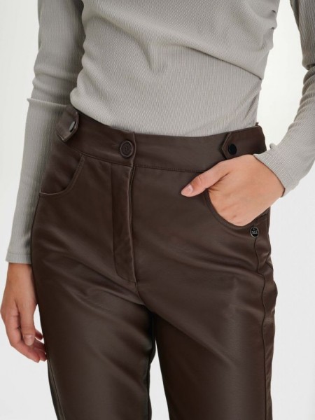 Καφέ ψηλόμεσο faux-leather παντελόνι σε ίσια γραμμή, πλαϊνές κάθετες ραφές, μπροστινές στρογγυλεμένες τσέπες, διακοσμητικά ζωνάκια στην μέση και κλείσιμο με κρυφό φερμουάρ και κουμπί ale 